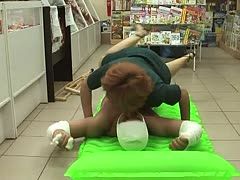 Im Laden fickt die verdorbene Oma einen bandagierten Kranken