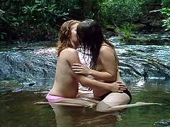 Lesbengirls schmusen im Wasser des Wildbachs