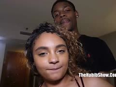 Das junge Ebonygirl bekommt einen schwarzen Schwanz