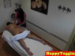 Die asiatische Massage endet mit einem Blowjob