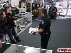 Junge Diebin von Cop genagelt