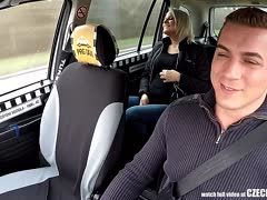 Blonde Babe von Taxifahrer vernascht