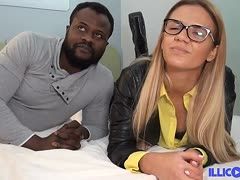 Der Schwarze vögelt eine Blondine