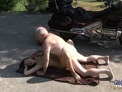 Die junge Göre poppt Opi im Freien