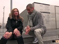 Die 18jährige lässt sich anal rammeln