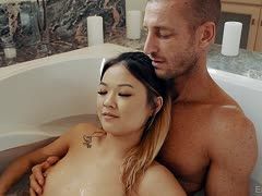 Asiateen in der Wanne vernascht